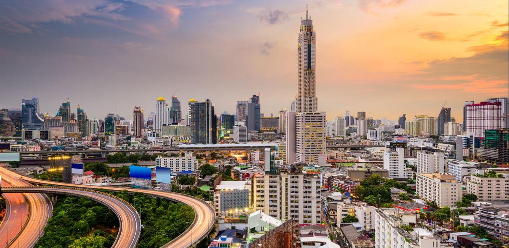 Coucher de soleil sur les toits de Bangkok – Ville dynamique et spirituelle